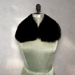 The short fox collar in black