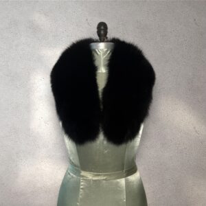 Mid length fox collar in black fur