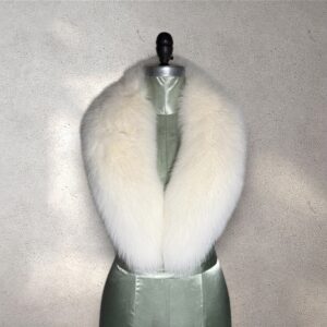 Long fox collar in white fur